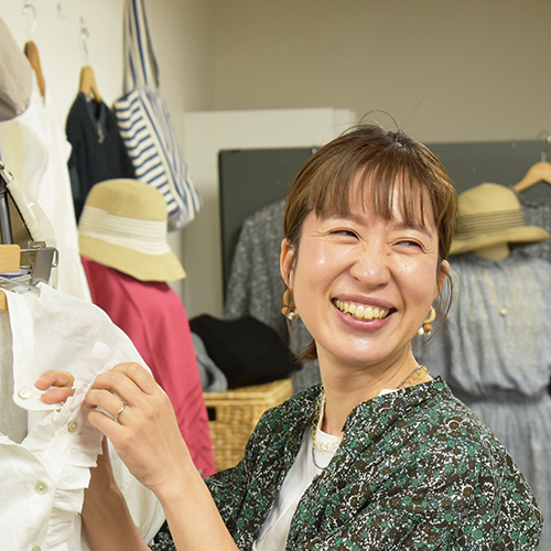 【私の部屋リビングで働く人たち】<br>2013年入社　キャトル・セゾン商品チーム　かめおかさん